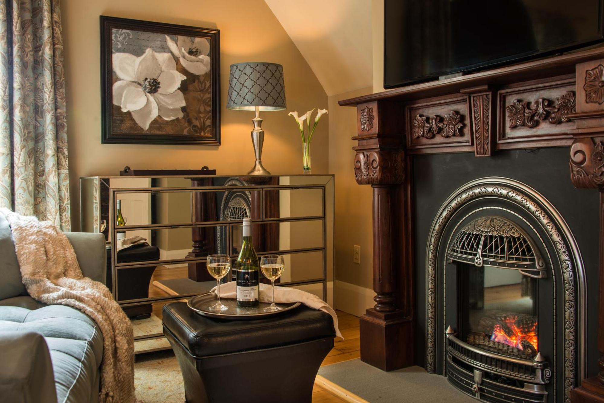Gothic Eves Inn And Spa Bed And Breakfast Trumansburg ภายนอก รูปภาพ