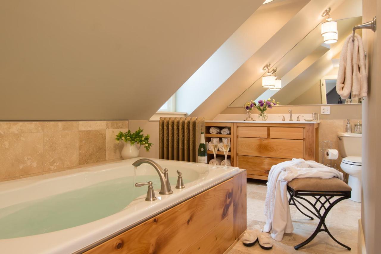 Gothic Eves Inn And Spa Bed And Breakfast Trumansburg ภายนอก รูปภาพ