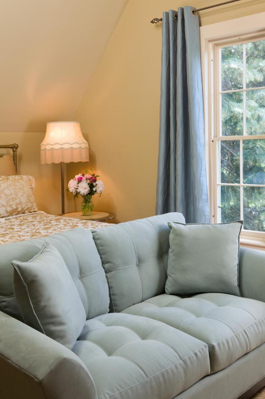 Gothic Eves Inn And Spa Bed And Breakfast Trumansburg ภายนอก รูปภาพ