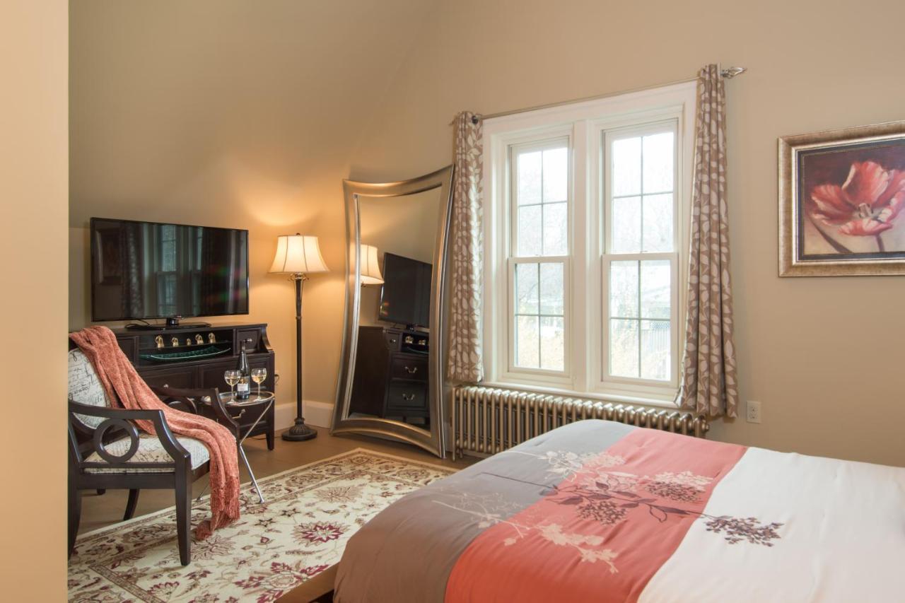 Gothic Eves Inn And Spa Bed And Breakfast Trumansburg ภายนอก รูปภาพ